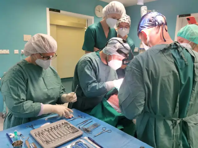 Уникальная операция: в больнице Страдиня пациенту вернули голос
