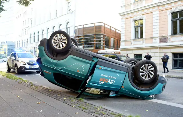 «CityBee» vēl nevar aprēķināt zaudējumu apmērus par piektdienas rītā Rīgas centrā negadījumā iesaistīto uzņēmuma automašīnu