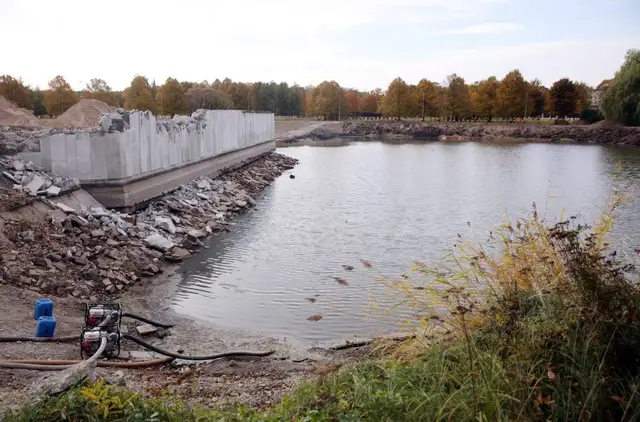 Uzvaras parkā pabeigta padomju pieminekļa skulptūru un to postamentu demontāža