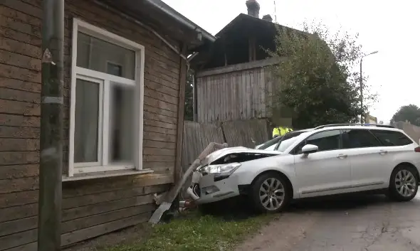 Выбирал между домом и другой машиной: «Citroen» в Агенскалнсе протаранил стену дома (ФОТО)