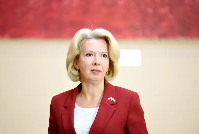 Saeima skatīs opozīcijas lēmumprojektu par aizsardzības ministres Mūrnieces demisiju