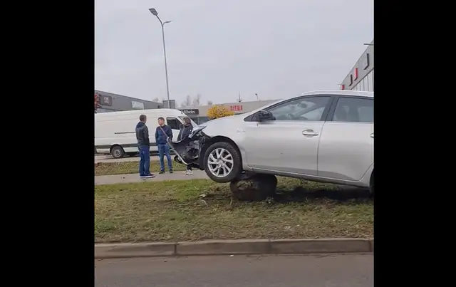 Один камень и тот его: в результате ДТП в Плявниеках машина застряла на валуне