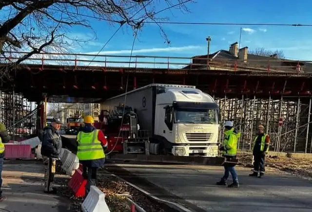 Purvciemā kravas auto atkal aizķēris topošā pārvada konstrukciju