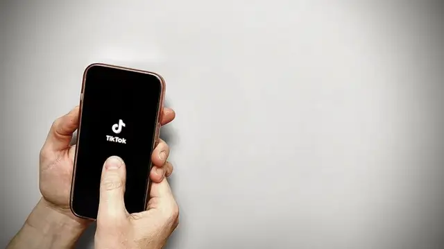 Еврокомиссия запретила сотрудникам использовать TikTok: что с ним не так?