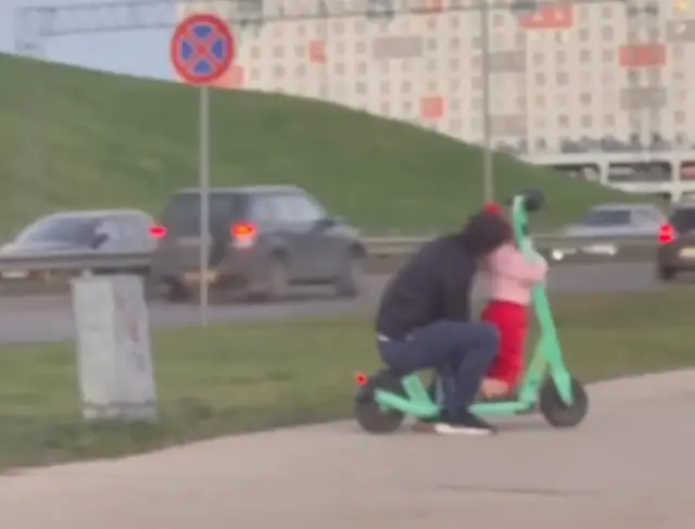 Решил покатать ребенка на самокате и упал; родители, будьте ответственнее!