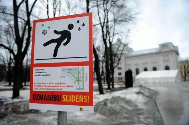 Krītot uz slidenām ielām, Rīgā traumas guvuši 38 cilvēki
