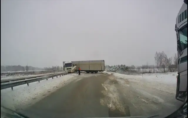 Avarējušas kravas automašīnas dēļ apgrūtināta satiksme uz Daugavpils šosejas posmā Ikšķile-Ogre abos virzienos