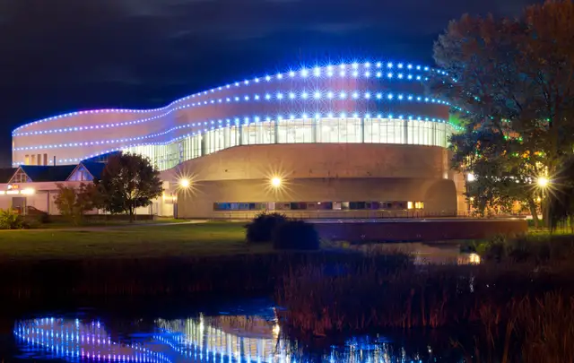 Zem sniega smaguma iebrucis Daugavpils Olimpiskā centra slidotavas jumts (FOTO)