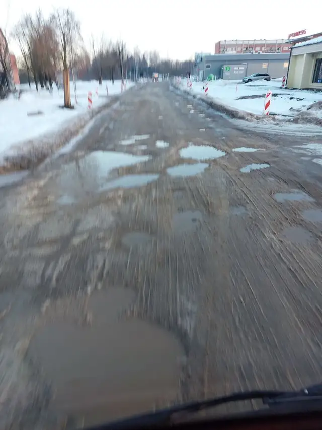 «Как после бомбежки»: жители Резекне в шоке от «новой» дороги (ФОТО)