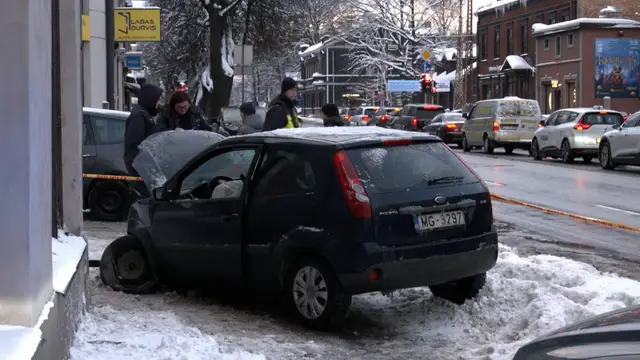 Угнал машину у курьера и врезался в стену: «пьяное» ДТП в Риге