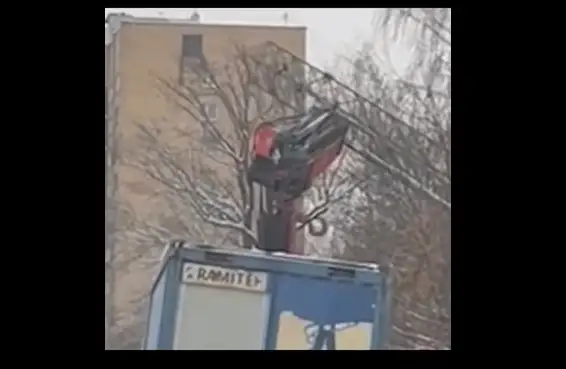 Авария в Кенгарагсе: грузовик краном снес конструкцию и светофор (ВИДЕО)