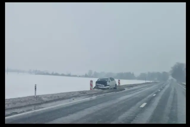Под Бауской на обочине трассы неделями стоит разбитое авто: почему его никто не эвакуирует?