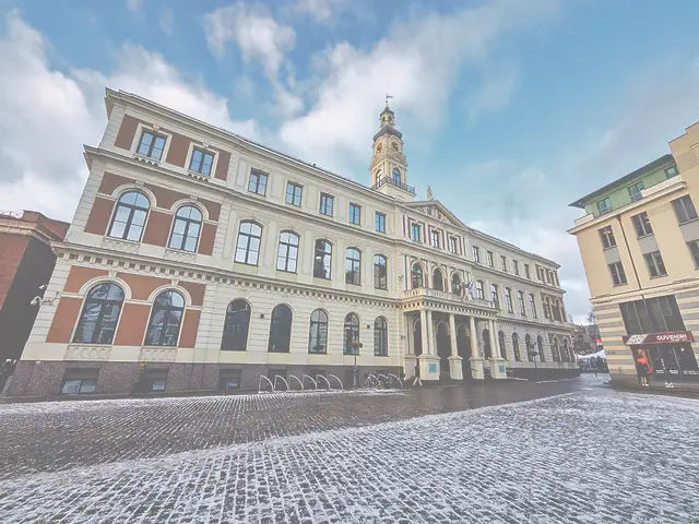 Rīgas dome iesaldēs vēlēto amatpersonu algas