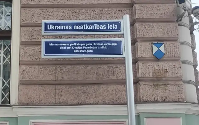 Policija sākusi pārbaudi par iespējamo Ukrainas neatkarības ielas plāksnes sabojāšanu pie Krievijas vēstniecības