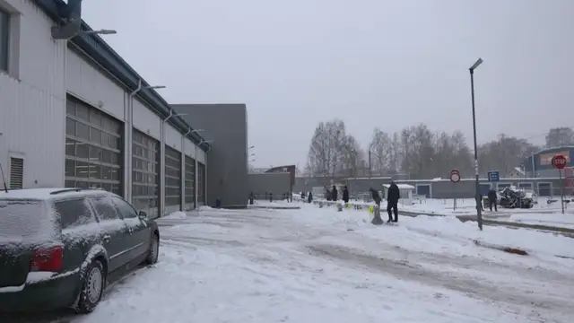 Водитель в шоке от техосмотра в CSDD: стоишь и мерзнешь под дождем и снегом