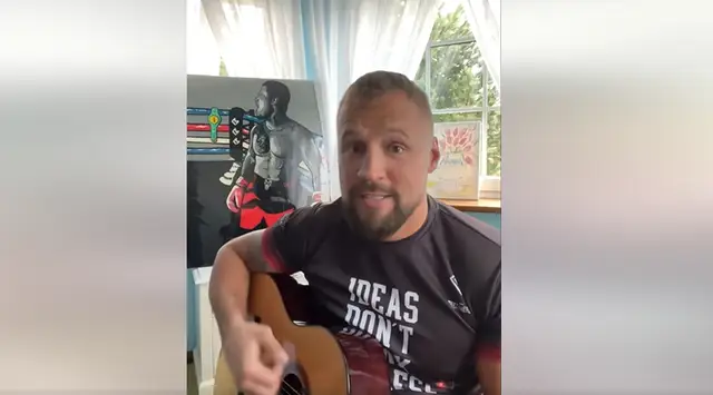 «Пояса затянем потуже, будем мы налоги платить»: Майрис Бриедис спел о Латвии. ВИДЕО