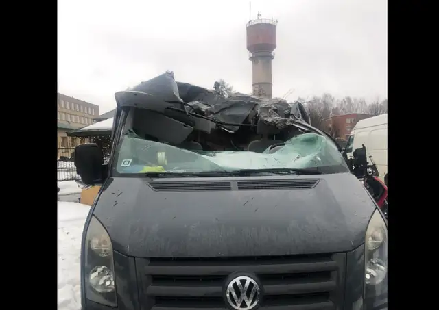 Не сложил поливочное устройство: под Лимбажи трактор снес крышу бусику и отрицает вину