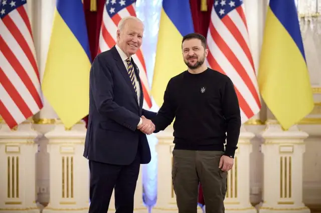 Baidens Kijivā paziņo par jaunu ASV militāro palīdzību Ukrainai