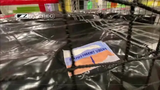 Опять на русском!!! Отец в шоке от детской площадки в рижском торговом центре