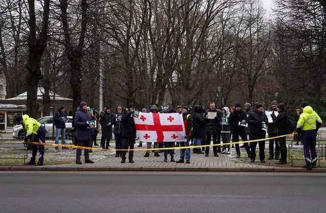 Rīgā akcijā Saakašvili atbalstam pulcējušies ap 30 cilvēki