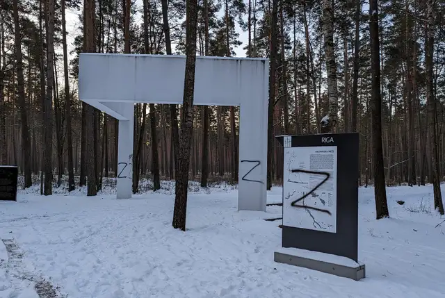 Atkārtoti apķēpāts holokausta upuru memoriāls Biķernieku mežā