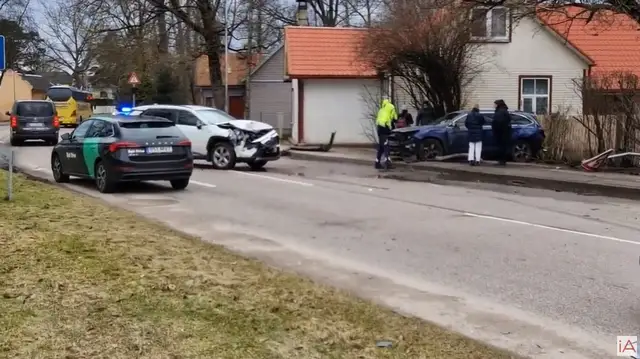 «Toyota» протаранила «Subaru»: пьяное ДТП в Юрмале (ВИДЕО)