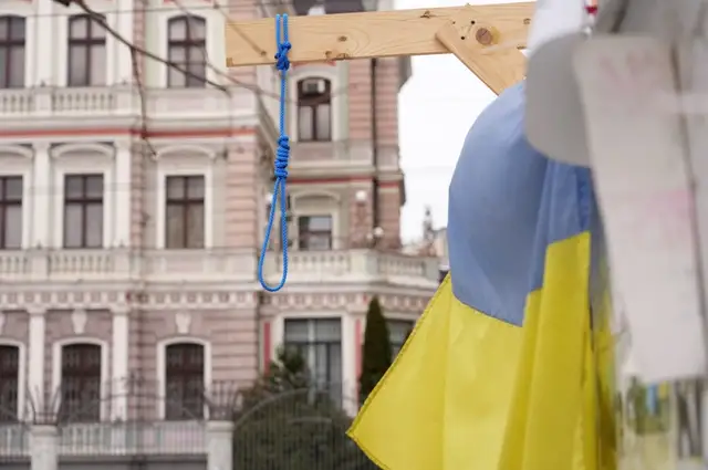 Rīgā pie Krievijas vēstniecības novietots karātavu makets (FOTO)