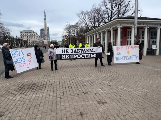 В Риге прошёл пикет в поддержку Андриец, обвиняемой в Латвии в прокремлевской деятельности