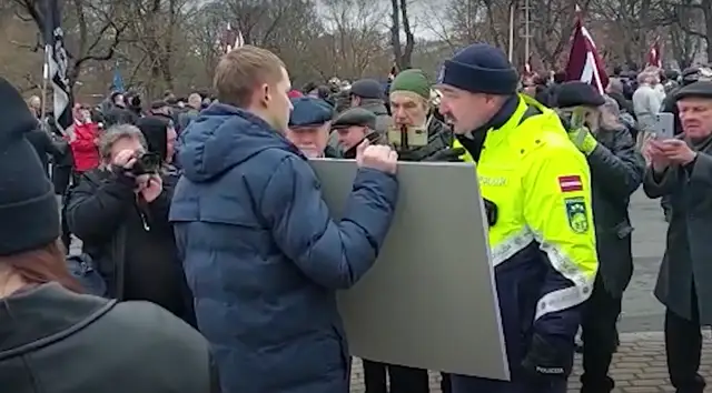 Pie Brīvības pieminekļa pret leģionāru pieminēšanu protestē Ždanokas palīgs Pagors