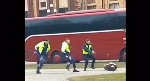Rīgas centrā aiztur vīrieti, kurš pa ielu staigājis ar nazi