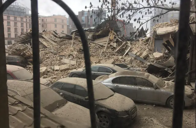 Rīgas centrā Satekles ielā sabruka ēka, notikuma vietā strādā VUGD