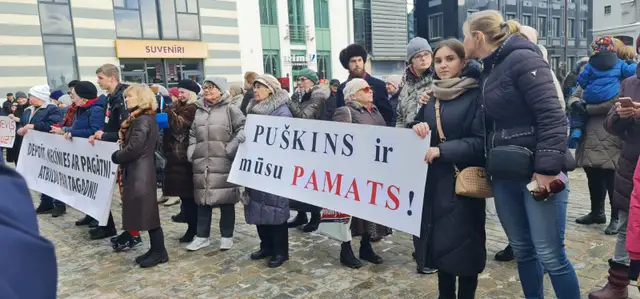 Četri Rīgas domnieki aicina līdz 4.maijam demontēt Puškina pieminekli Rīgā