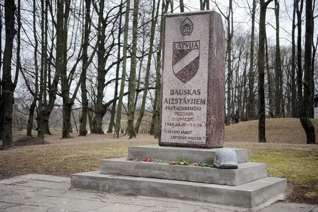 Bauskā vandāli apgāza pieminekli pilsētas aizstāvjiem pret otrreizējo padomju okupāciju
