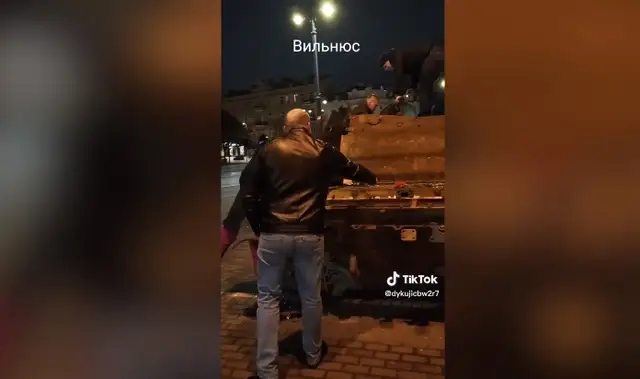 В Вильнюсе разрисовали российский трофейный танк (ФОТО)