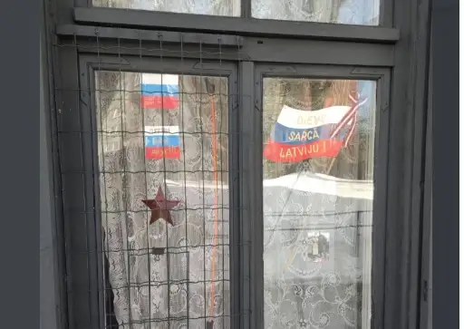 Par kara slavinošu simbolu izmantošanu aizturētajai mājsaimniecei liedz izbraukt no valsts