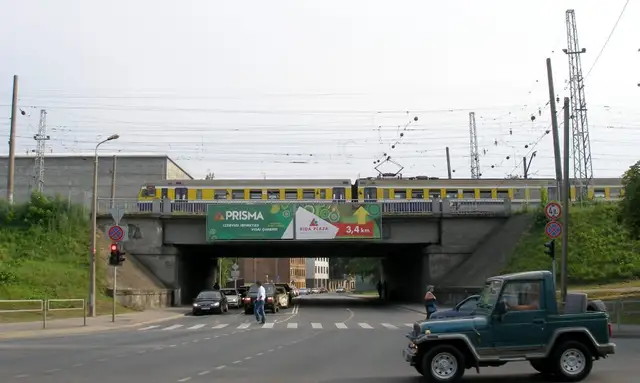Rīgā slēgs satiksmi Lāčplēša ielas posmā pie dzelzceļa