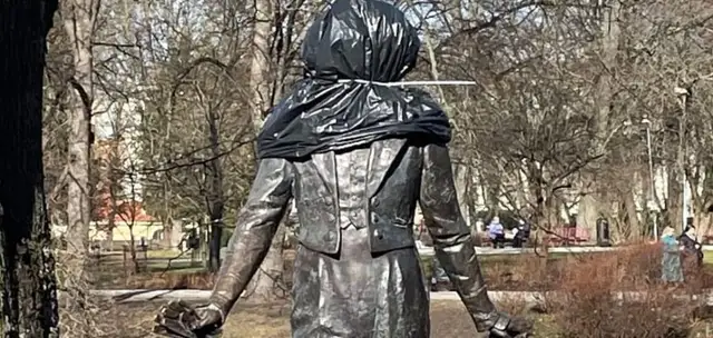 Пушкин без головы: в Риге «одели» памятник поэту (ФОТО)