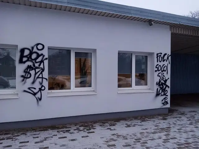 Только что отремонтировали: хулиганы разрисовали здание «Rīgas satiksme” (ФОТО)