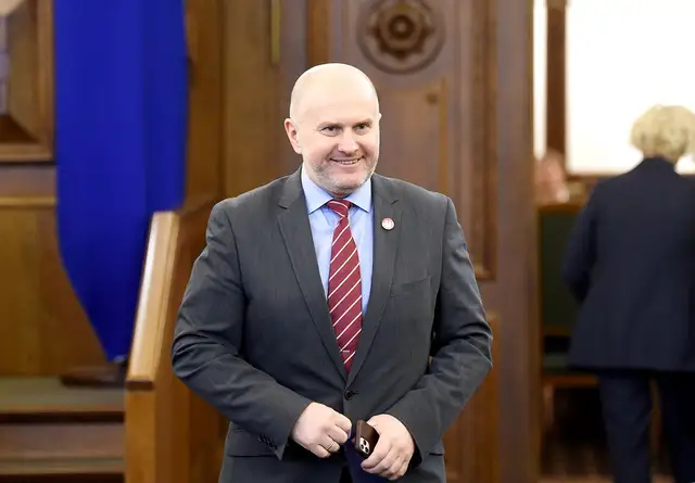 Депутат Зивтиньш зачитал в эфире стихотворение Анны Саксе, чей памятник хотят снести: оно прекрасно!