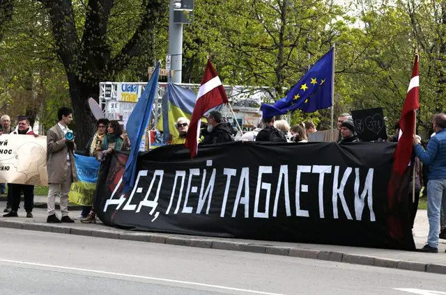 Напротив посольства РФ в Латвии собралось на протест около 20 человек (ФОТО)