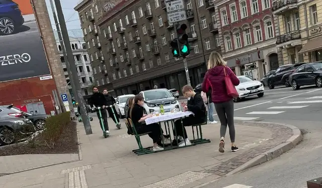 В школах такие невкусные обеды? Молодые люди в центре Риги выставили стол с едой на улицу (ФОТО)