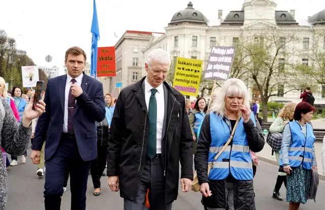 Arodbiedrības piketā valdībai pārmet neieklausīšanos; IZM norāda uz nepatiesiem paziņojumiem