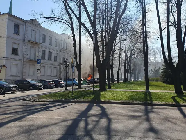 В центре Риги на площади Пилс открытым пламенем горел автомобиль