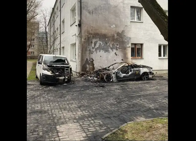 Ночью в Пурвциемсе сгорели два автомобиля (ФОТО, ВИДЕО)