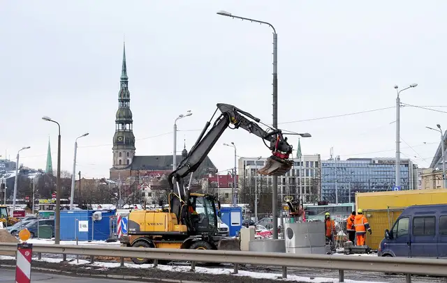 Krastmalas pārbūvētāji pārrāvuši ūdensvadu Rīgas centrā