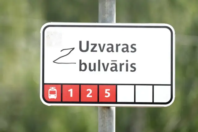 Tiesa piemēro apcietinājumu vīriešiem, kuri Rīgas mikrorajonos zīmēja agresiju slavinošus simbolus
