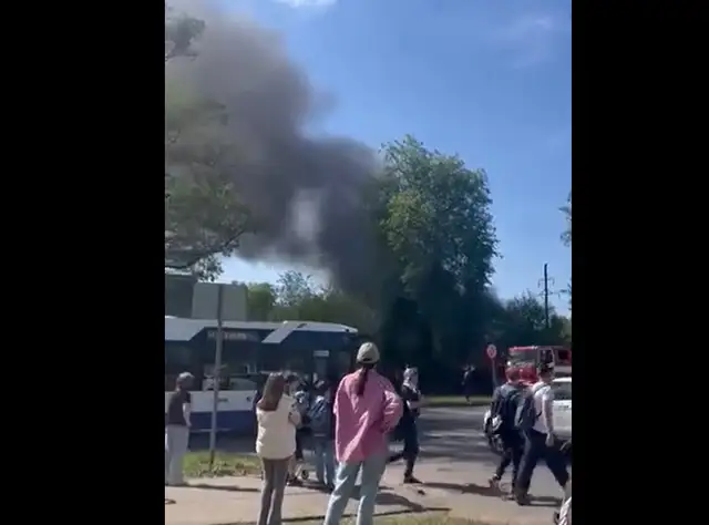 Zolitūdē vairāk nekā 20 ugunsdzēsēji vairākas stundas dzēš 300 kvadrātmetru plašu ugunsgrēku (VIDEO)