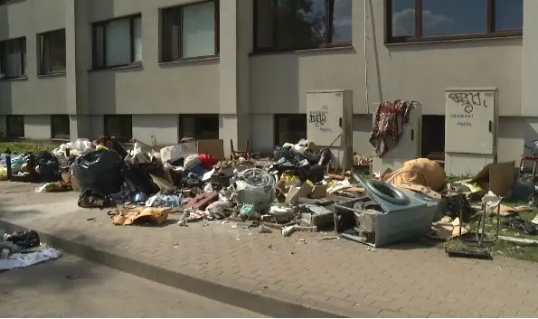 300 кг хлама! В социальном доме в Вецмилгрависе завелся скряга, вероятно устроивший пожар