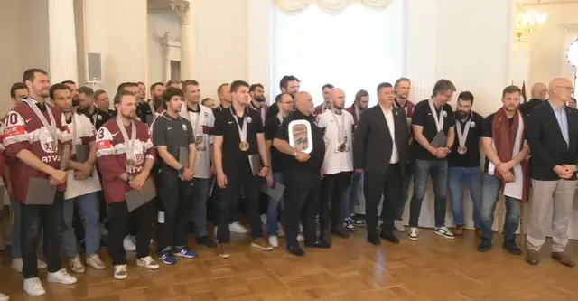 Латвийских хоккеистов наградили медалями президента Латвии (ВИДЕО)