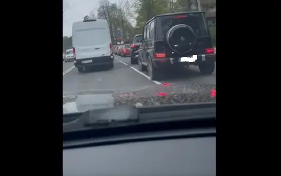 Полиция завела дело об агрессивном вождении «Мерседеса» в Юрмале: возможно, Юрия Шефлера